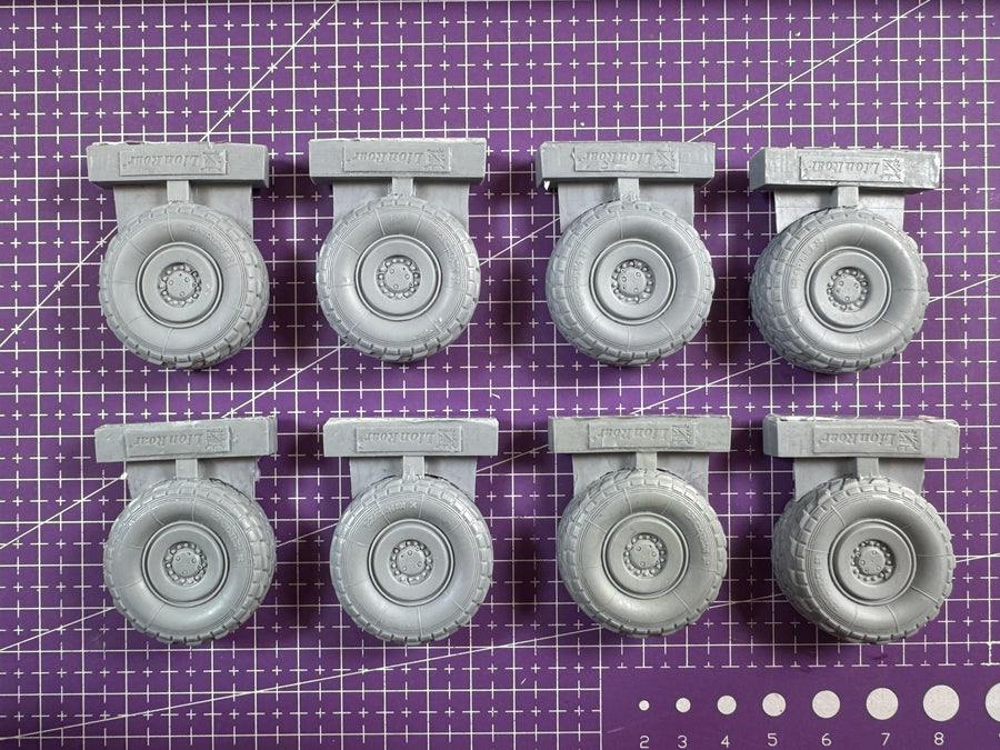 1/35 Casting Resin Model Assembly Kit, GK， 8 Resin Tires for Armored Vehicles, Unpainted