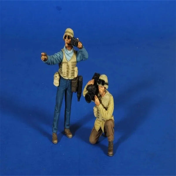 1/35 Modern Tactical Operatives Standing and Crouching, 2 Figures, Resin Model Figure Kit, Unassembled and Unpainted