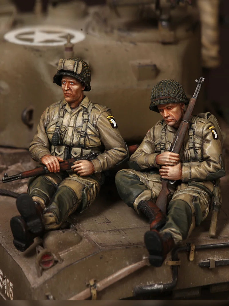 1/35 WWII US Soldiers Resting in Vehicle, 4 Figures, Resin Model Figure Kit, Unassembled and Unpainted