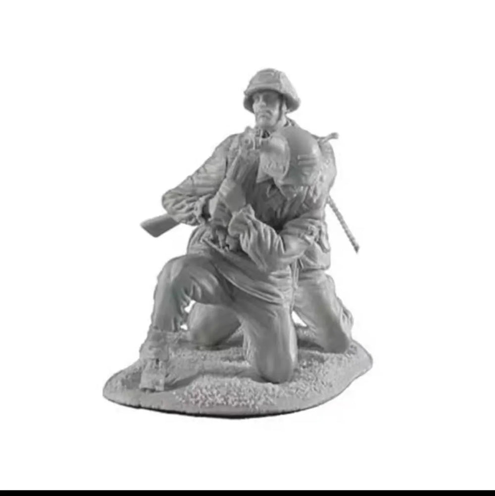 1/35 WWII German & Allied Soldiers, 2 Figures, Resin Model Figure Kit, Unassembled and Unpainted