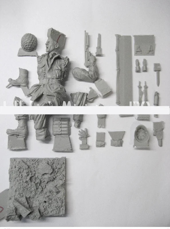 1/16 Modern Tactical Soldier with Combat Helmet, Resin Model Figure Kit, Unassembled and Unpainted