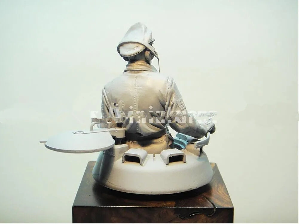 1/16 Modern German Luftwaffe Radio Operator with Headset, Resin Model Figure Kit, Unassembled and Unpainted