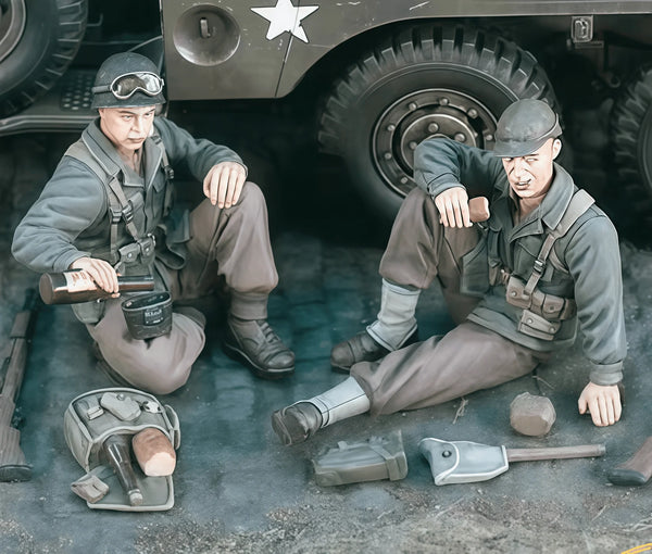 1/35 WWII German Infantry Resting with Ammunition, 2 Figures, Resin Model Figure Kit, Unassembled and Unpainted