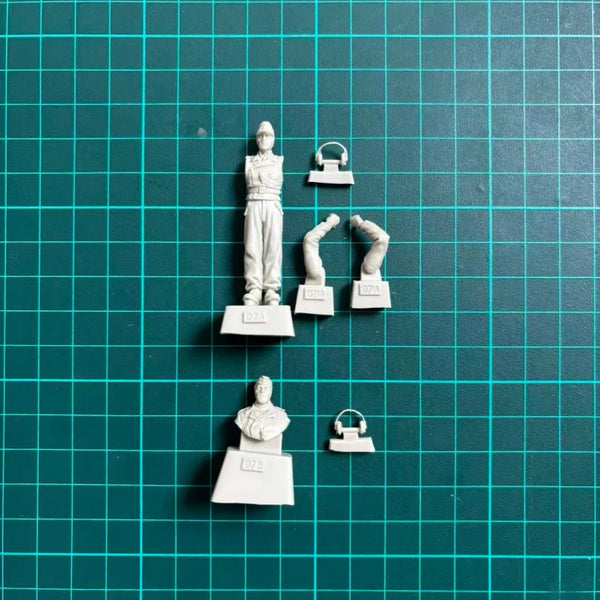 1/35 WWII German Tank Commander and Crew, 2 Figures, Resin Model Figure Kit, Unassembled and Unpainted