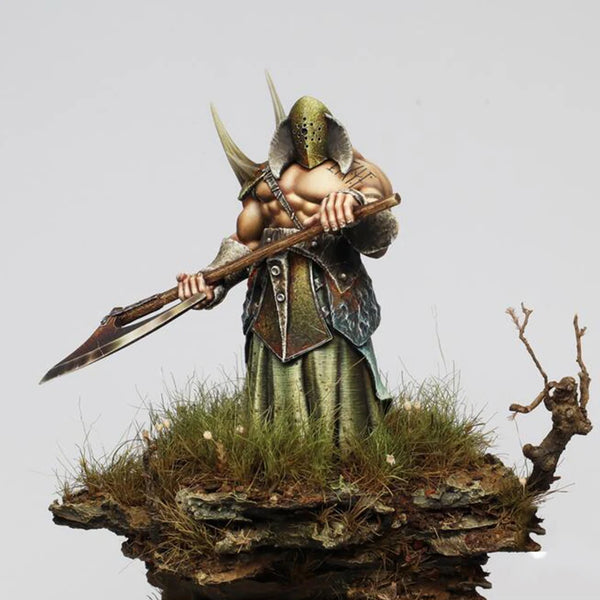 1/24 Horned Barbarian Warrior with Greatsword, Resin Model Figure Kit, Fantasy Theme, Unassembled and Unpainted