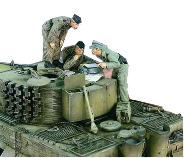 1/35 WWII Soviet Tank Crew Loading Ammunition, 3 Figures, Resin Model Figure Kit, Unassembled and Unpainted