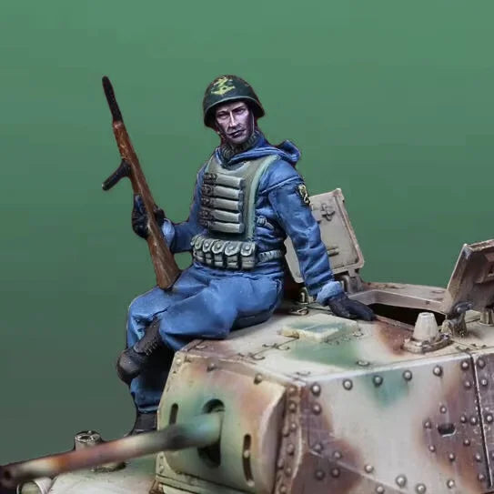 1/35 WWII German Soldier with Tank, Resin Model Figure Kit, Unassembled and Unpainted
