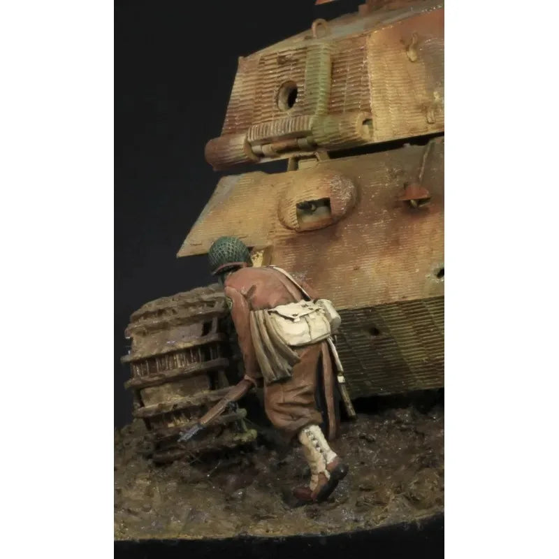 1/35 WWII US Infantryman Leaning on Tank, Resin Model Figure Kit, Unassembled and Unpainted