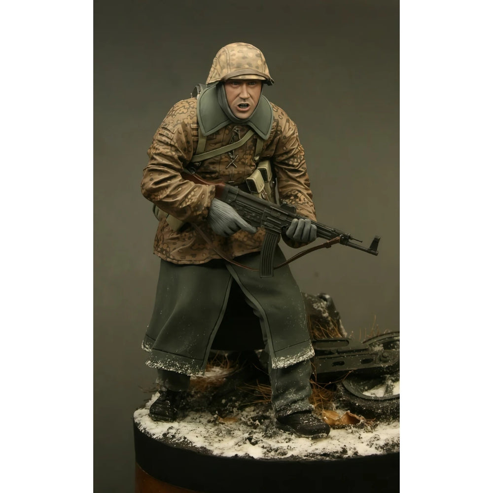 1/16 WWII German Infantry in Splinter Camo with MP40, Resin Model Figure Kit, Unassembled and Unpainted