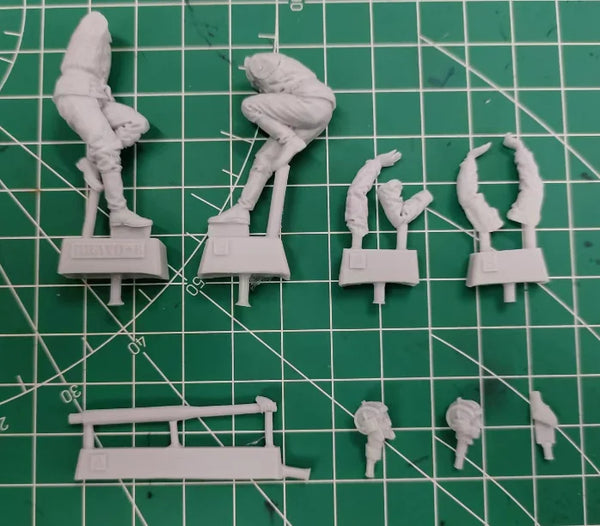 1/35 WWII Soviet Tank Crew in Operating Positions, 2 Figures, Resin Model Figure Kit, Unassembled and Unpainted