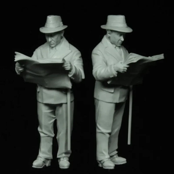 1/35 WWII European Civilian Reading Newspaper, Resin Model Figure Kit, Unassembled and Unpainted