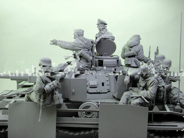 1/16 WWII German Panzer Crew on Tank Turrets, 8 Figures, Resin Model Figure Kit, Unassembled and Unpainted