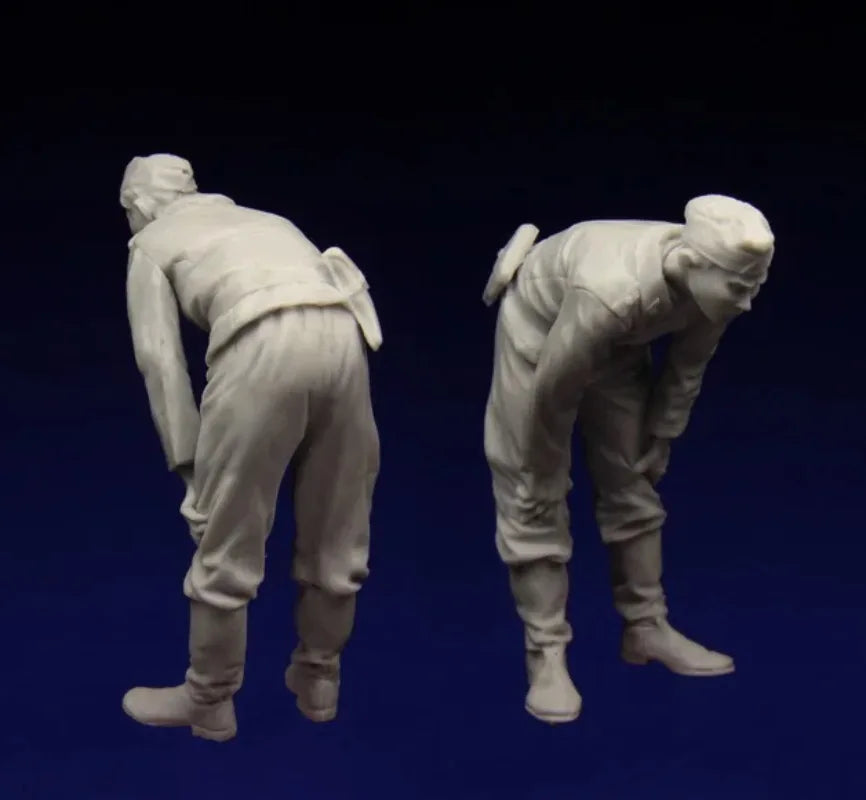 1/35 WWII German Panzer Crew Operating Poses, 2 Figures, Resin Model Figure Kit, Unassembled and Unpainted