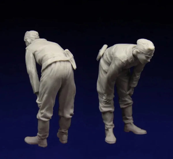1/35 WWII German Panzer Crew Operating Poses, 2 Figures, Resin Model Figure Kit, Unassembled and Unpainted