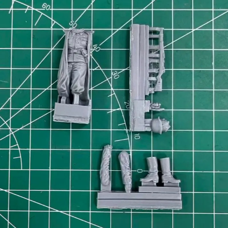 1/35 WWII German Infantryman in Pickelhaube with Rifle, Resin Model Figure Kit, Unassembled and Unpainted