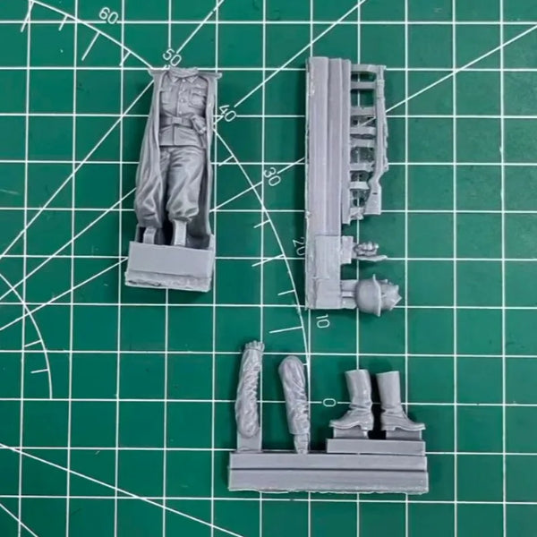 1/35 WWII German Infantryman in Pickelhaube with Rifle, Resin Model Figure Kit, Unassembled and Unpainted