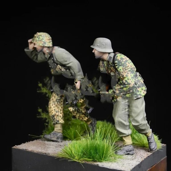 1/35 WWII German Infantry: Shooter and Guard, 2 Figures, Resin Model Figure Kit, Unassembled and Unpainted