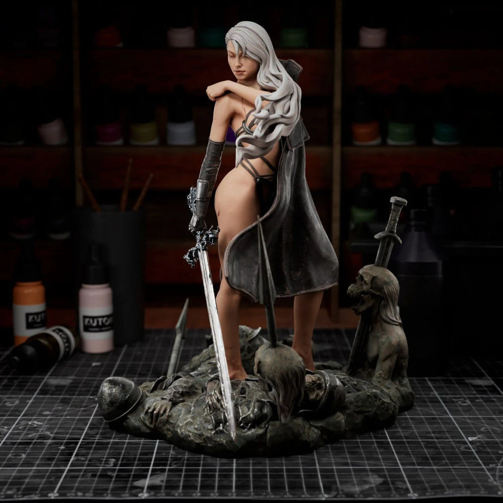Female Warrior with Greatsword, Resin Model Figure Kit, Fantasy Theme, Unassembled and Unpainted