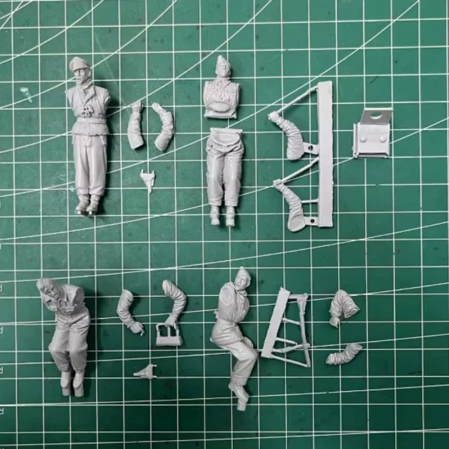 1/35 WWII German Panzer Crew Winter Rest, 4 Figures, Resin Model Figure Kit, Unassembled and Unpainted