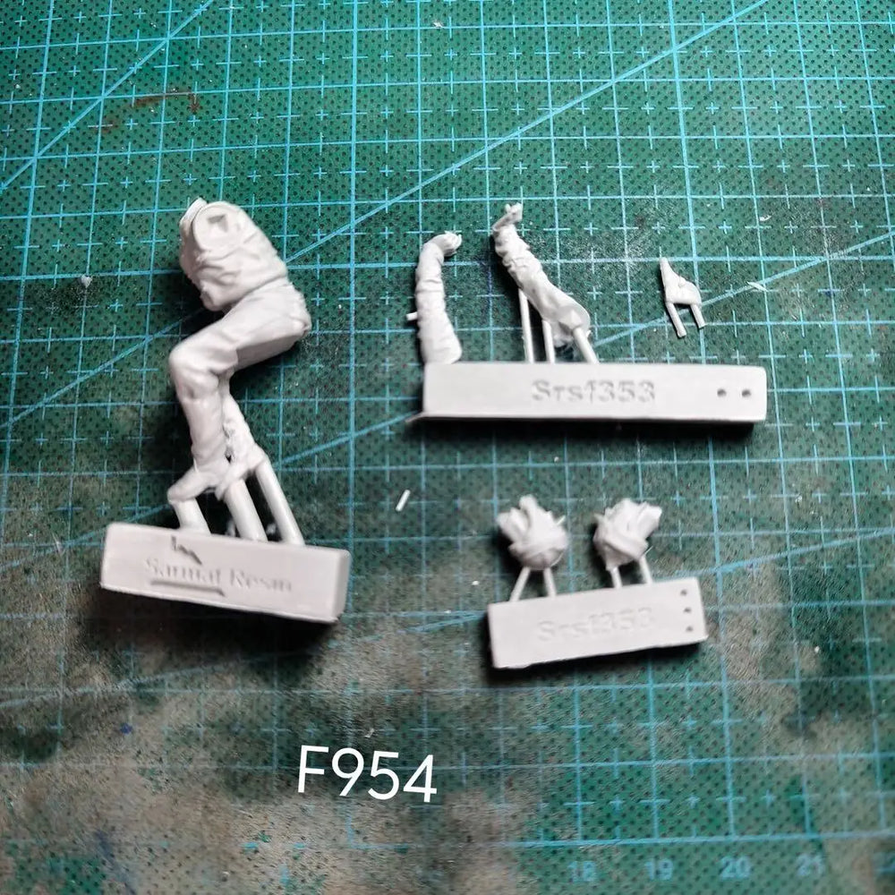 1/35 WWII Soviet Tank Crew with Dogs, 3 Figures, Resin Model Figure Kit, Unassembled and Unpainted