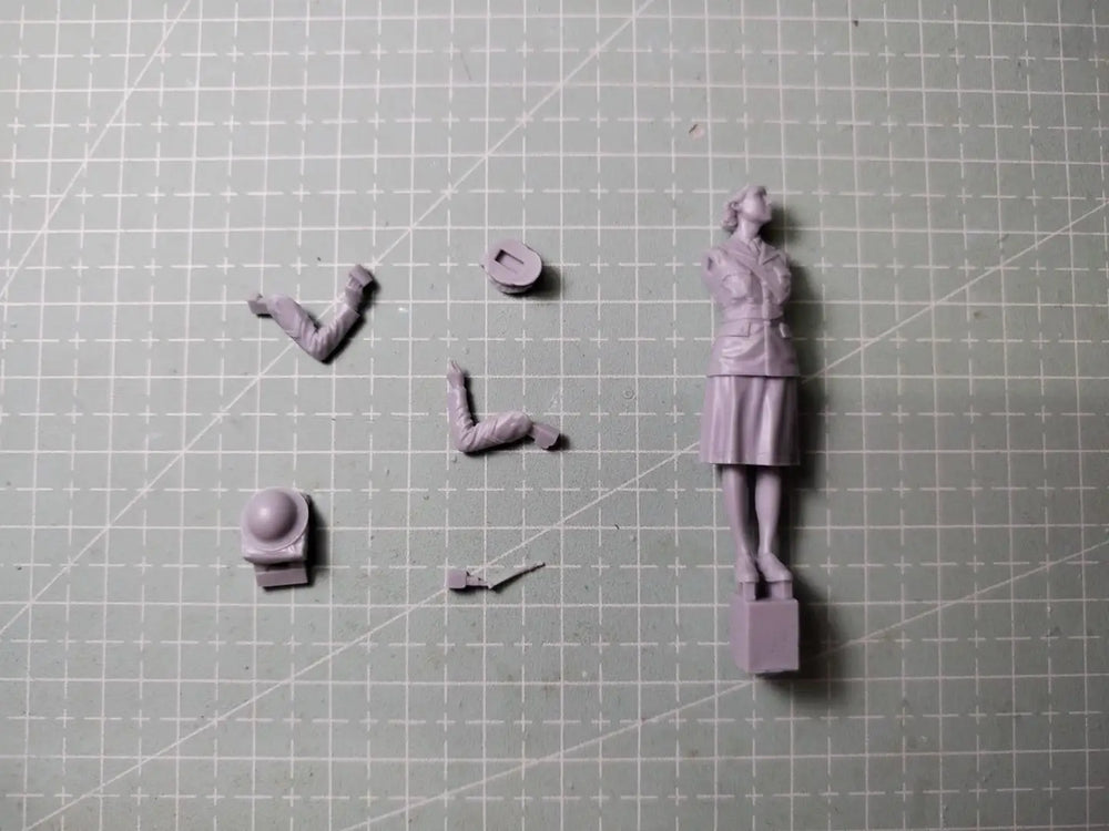 1/35 WWII Soviet Female Soldier with Cup and Gas Mask, Resin Model Figure Kit, Unassembled and Unpainted