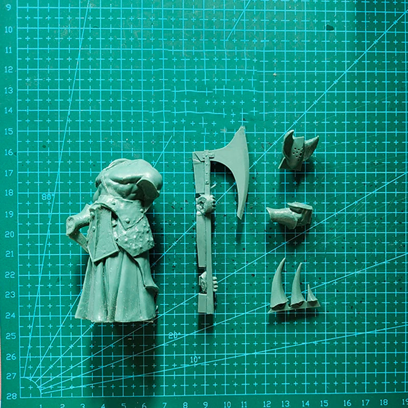 1/24 Horned Barbarian Warrior with Greatsword, Resin Model Figure Kit, Fantasy Theme, Unassembled and Unpainted