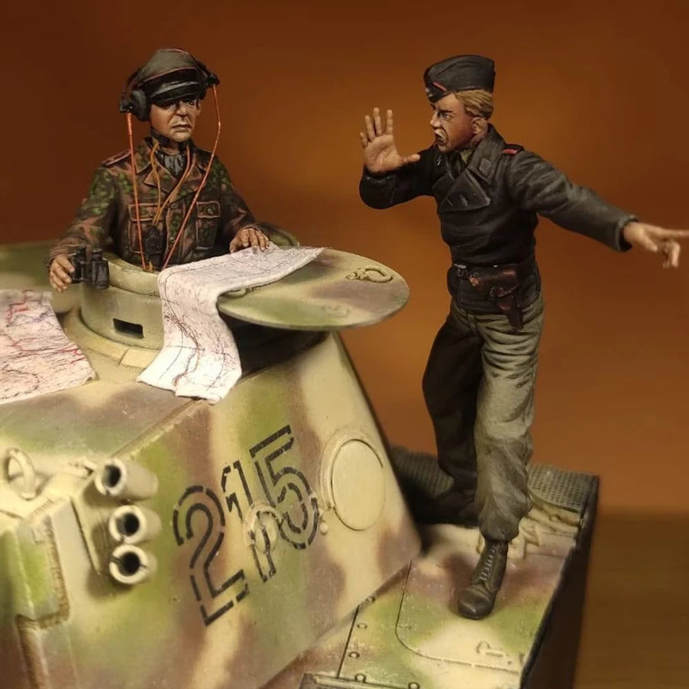 1/35 WWII German Panzer Crew Reading Map, 2 Figures, Resin Model Figure Kit, Unassembled and Unpainted