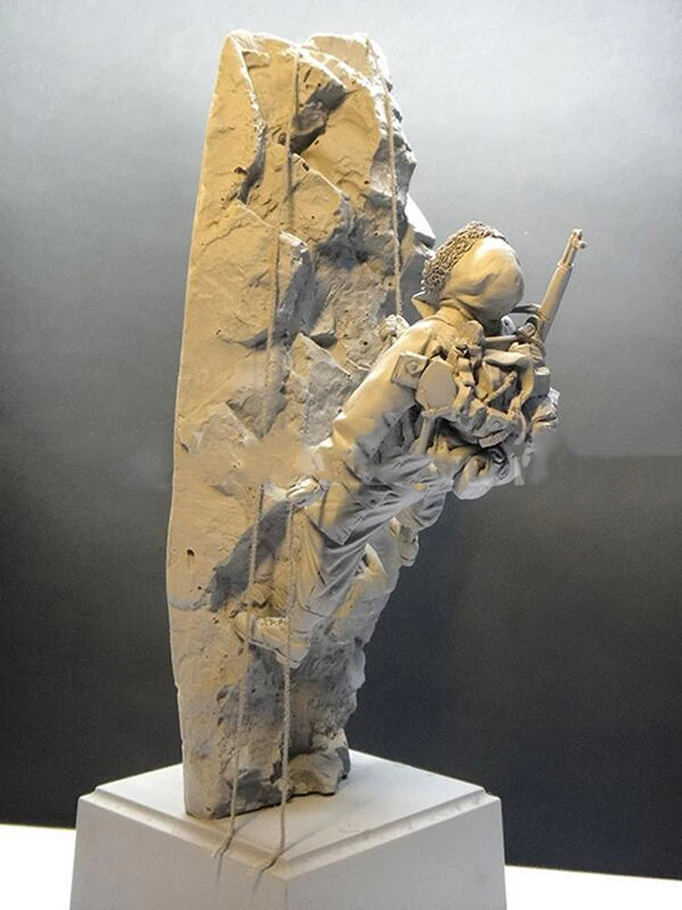 1/16 Modern Tactical Operator Rappelling Down Cliff, Resin Model Figure Kit, Unassembled and Unpainted
