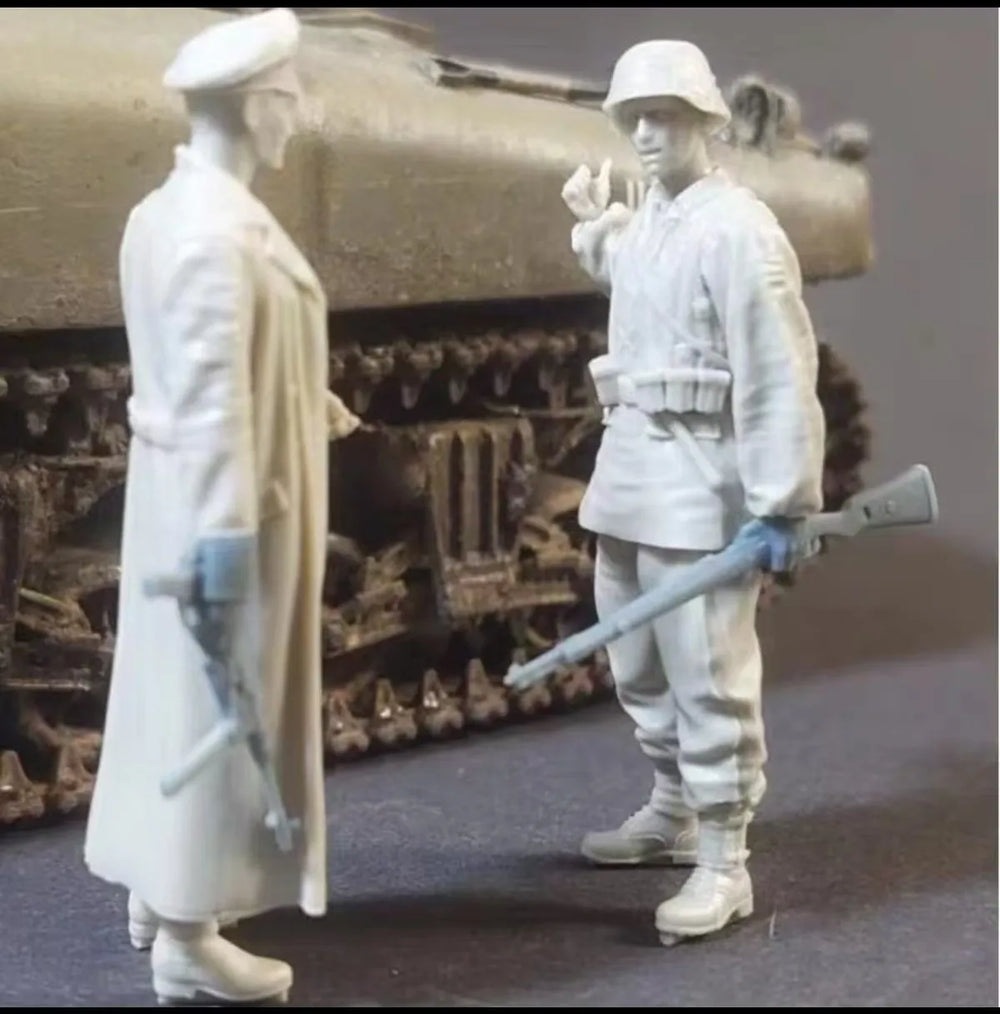 1/35 WWI German Soldiers with Officer in Greatcoat, 2 Figures, Resin Model Figure Kit, Unassembled and Unpainted