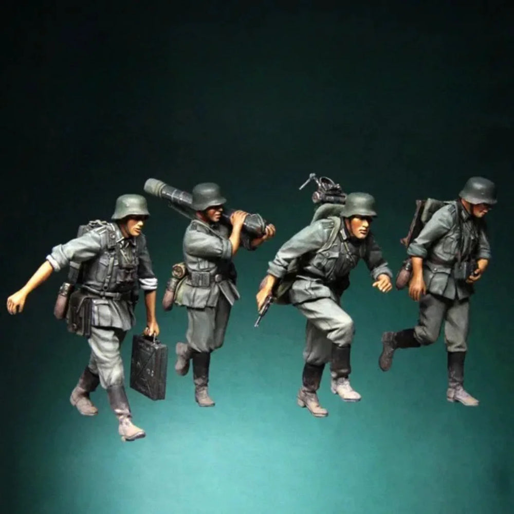 1/35 WWII German Infantry Charging with Rifles, 4 Figures, Resin Model Figure Kit, Unassembled and Unpainted