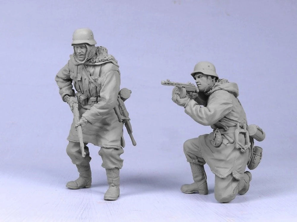 1/35 WWII Soviet Winter Riflemen Attacking, 2 Figures, Resin Model Figure Kit, Unassembled and Unpainted