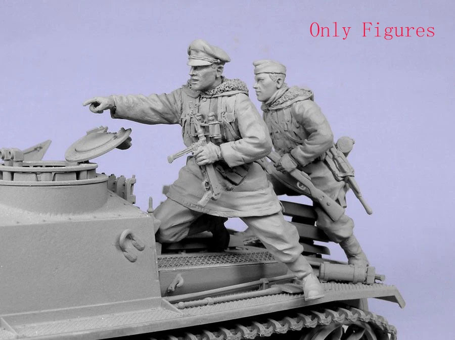 1/35 WWII Soldiers with Equipment, 2 Figures, Resin Model Figure Kit, Unassembled and Unpainted