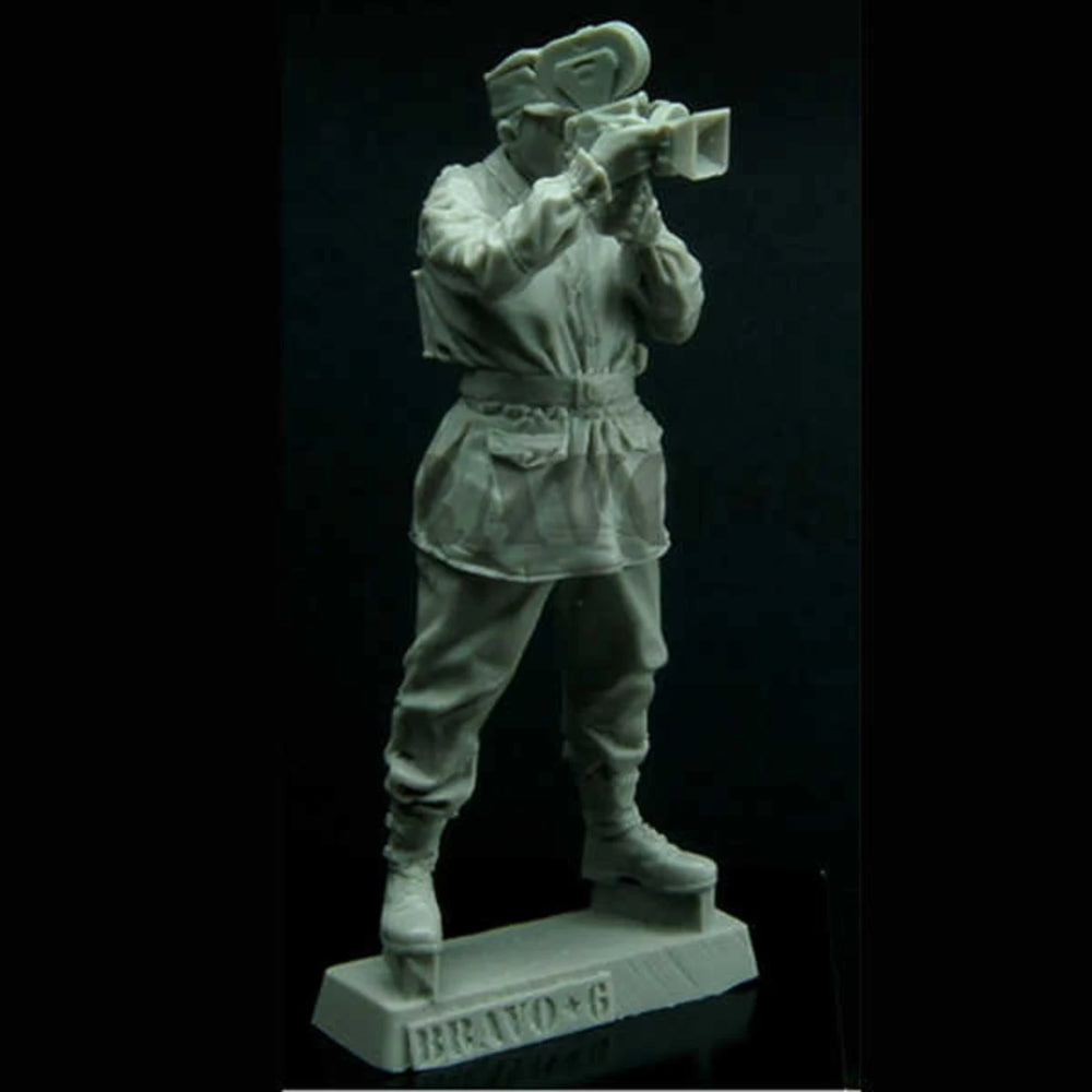 1/35 WWII German Infantry Observer with Binoculars, Resin Model Figure Kit, Unassembled and Unpainted