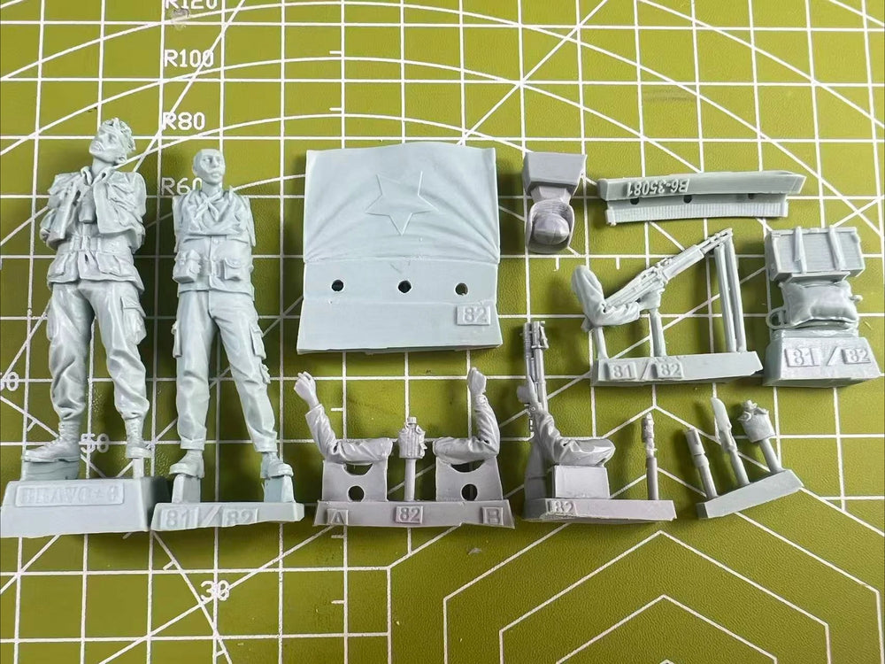 1/35 Vietnam War US Marines Flag, 2 Figures, Resin Model Figure Kit, Unassembled and Unpainted