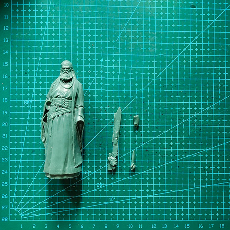 1/24 Bearded Wizard with Red Greatsword, Resin Model Figure Kit, Fantasy Theme, Unassembled and Unpainted
