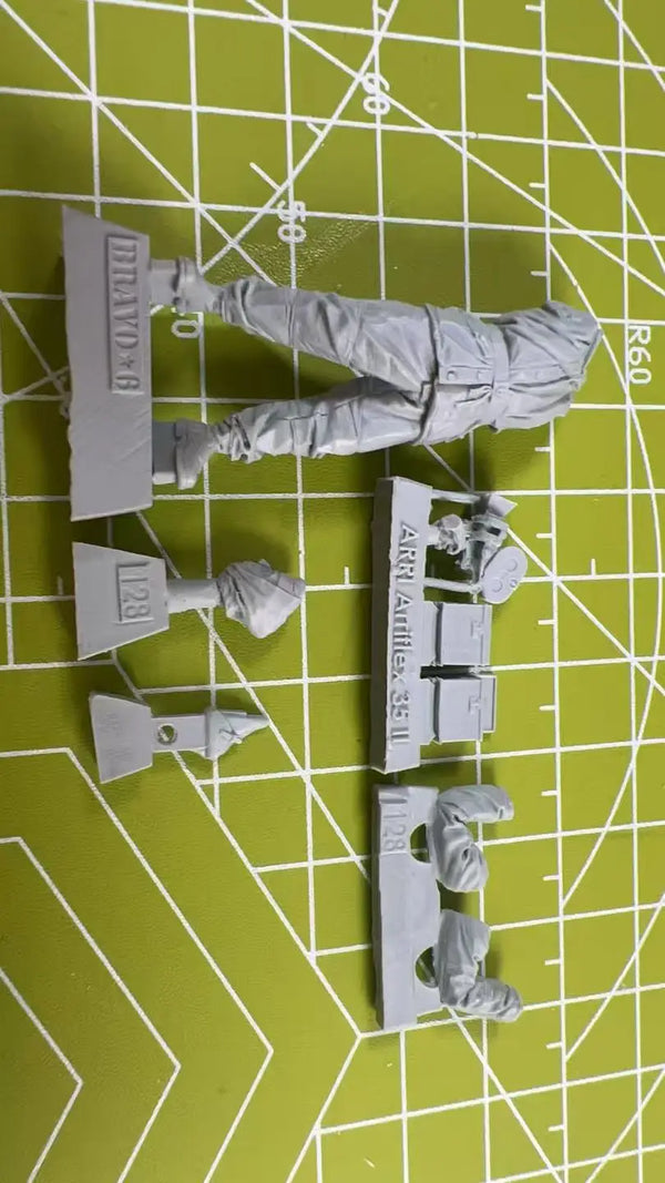 1/35 WWII German Soldier Bread Baking Scene, 2 Figures, Resin Model Figure Kit, Unassembled and Unpainted