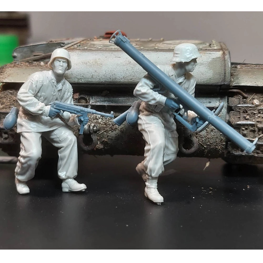 1/35 WWII Tank Ambush Crew, 2 Figures, Resin Model Figure Kit, Unassembled and Unpainted