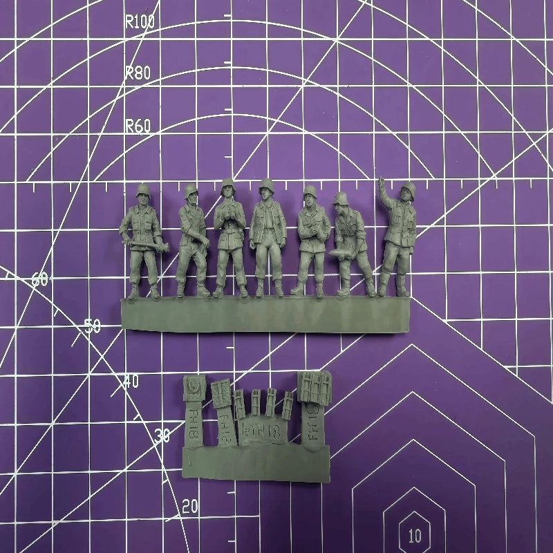 1/72 WWII Allied Soldiers with Fortifications, 6 Figures, Resin Model Figure Kit, Unassembled and Unpainted