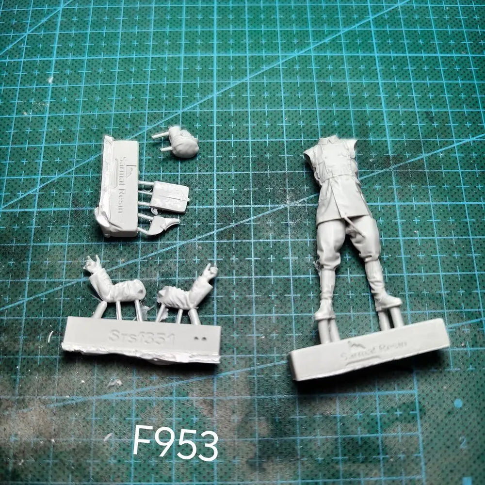 1/35 WWII Soviet Tank Crew with Dogs, 3 Figures, Resin Model Figure Kit, Unassembled and Unpainted