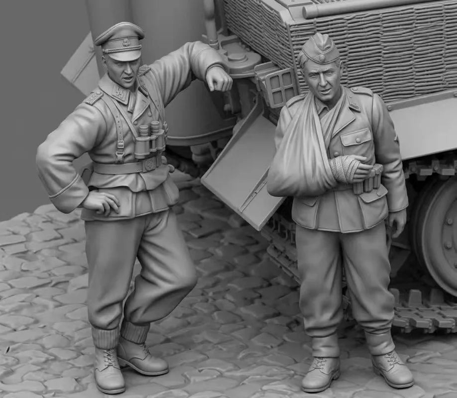 1/35 WWII German Tank Commander & Wounded, 3 Figures, Resin Model Figure Kit, Unassembled and Unpainted