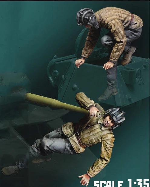 1/35 WWII Soldiers Field Equipment, 2 Figures, Resin Model Figure Kit, Unassembled and Unpainted