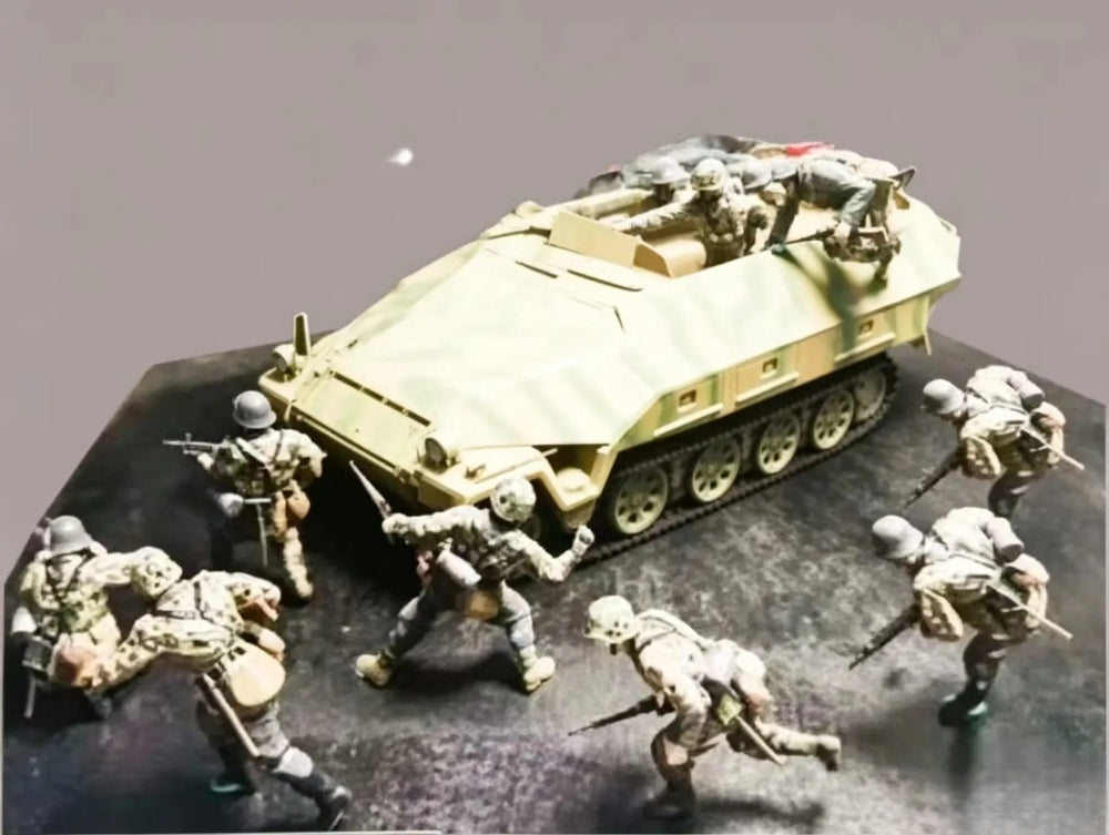 1/35 Modern Soldiers with Armored Personnel Carriers, 8 Figures, Resin Model Figure Kit, Unassembled and Unpainted