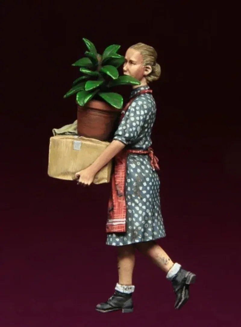 1/35 Refugee Girl with Luggage, Resin Model Figure Kit, Historical Theme, Unassembled and Unpainted