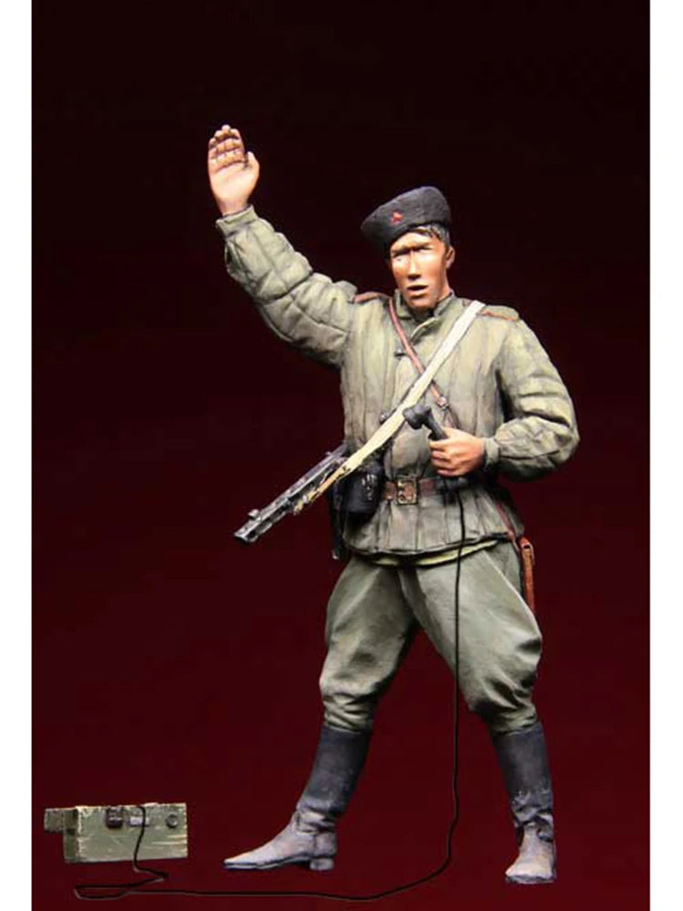 1/35 WWII Soviet Red Army Soldier with Raised Fist, Resin Model Figure Kit, Unassembled and Unpainted