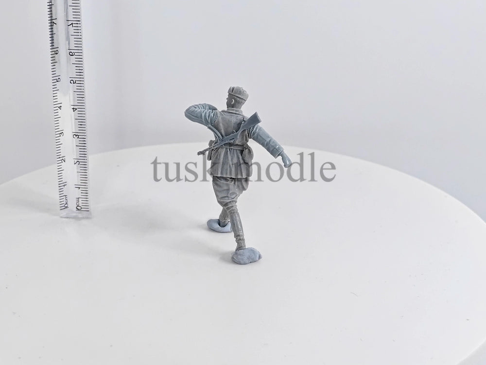1/35 WWII Russian Infantry Charging Forward, Resin Model Figure Kit, Unassembled and Unpainted