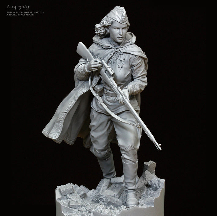1/35 Female Warrior with Sword, Resin Model Figure Kit, Fantasy Theme, Unassembled and Unpainted