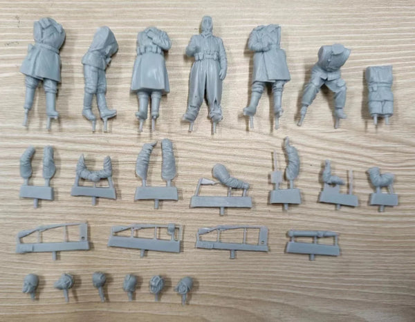 1/35 WWII Soviet Soldiers with Captured Tiger Tank, 8 Figures, Resin Model Figure Kit, Unassembled and Unpainted