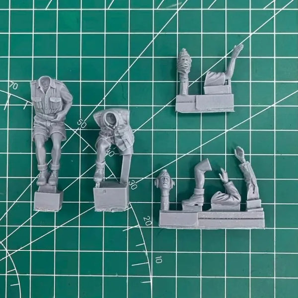 1/35 WWII German Panzer Commander Signaling Crew, 2 Figures, Resin Model Figure Kit, Unassembled and Unpainted