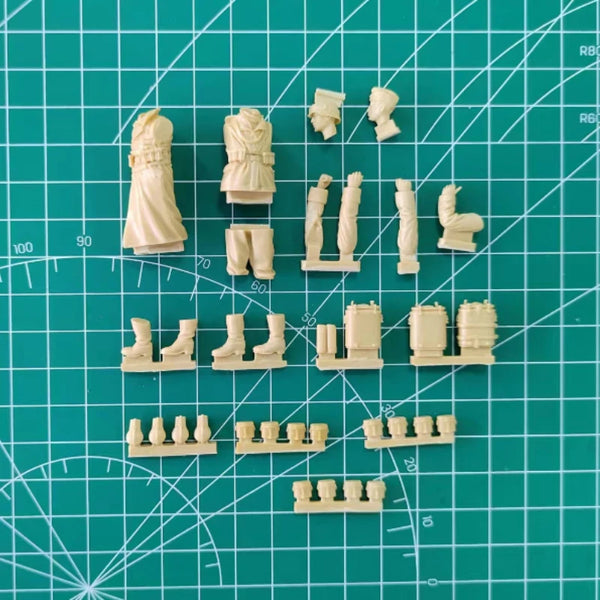 1/35 WWII German Wehrmacht Food Carriers, 2 Figures, Resin Model Figure Kit, Unassembled and Unpainted