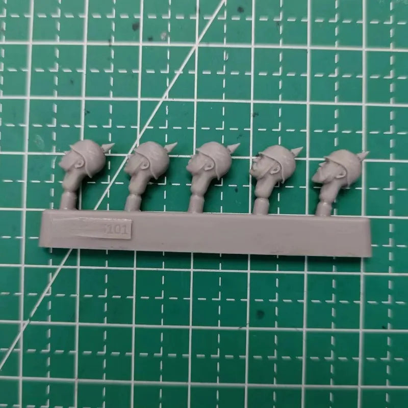1/35 WWI German Soldiers with Pickelhaube Helmets, 5 Figures, Resin Model Bust Kit, Unassembled and Unpainted